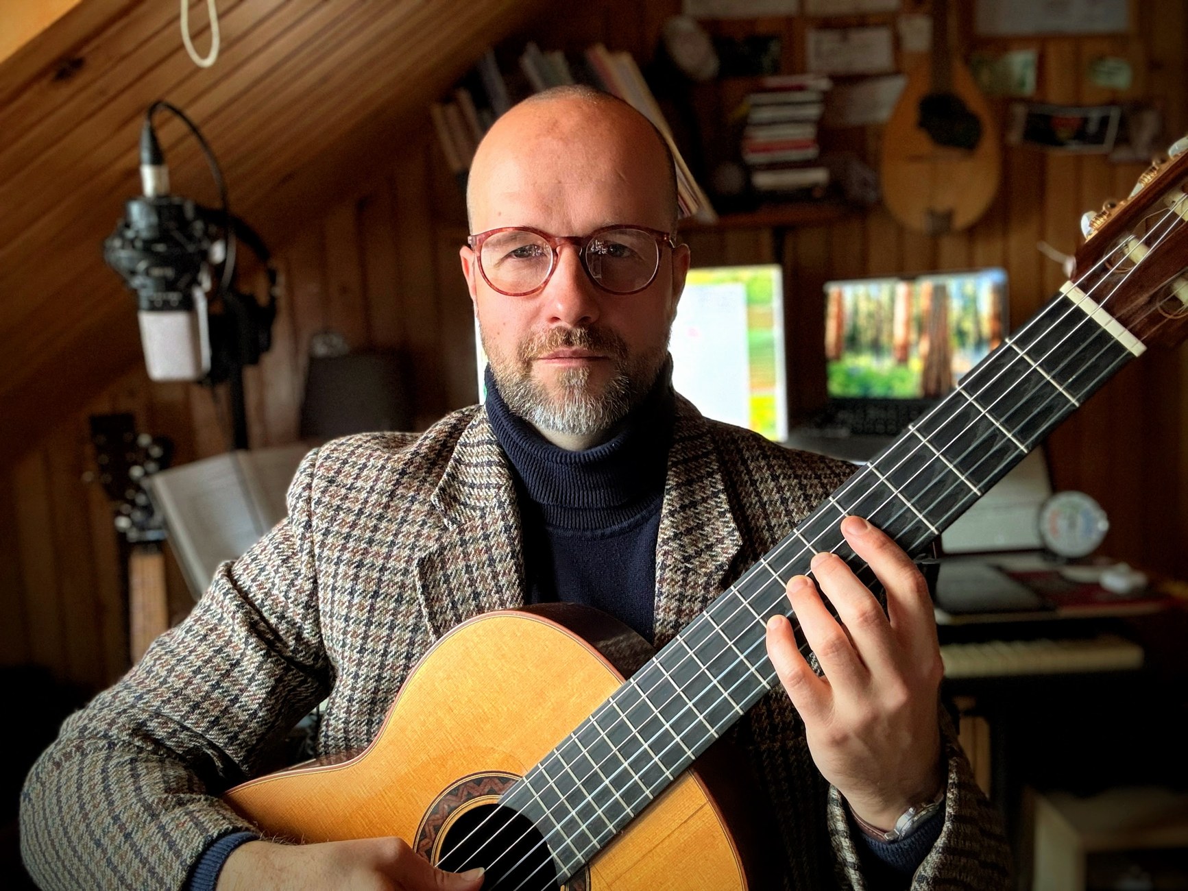 Matija svira gitaru